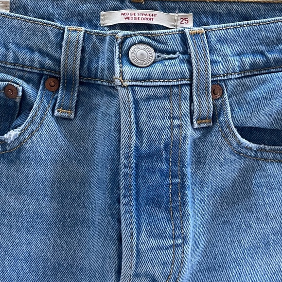 COPY - Levis wedgie jeans - Picture 2 of 5